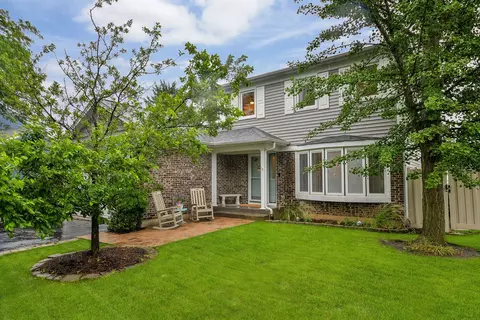 1210 Robin Dr, Elk Grove Village, IL 60007