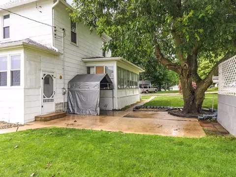 Exterior - 614 E Ash St, Chatsworth, IL 60921 photo 7 of 11