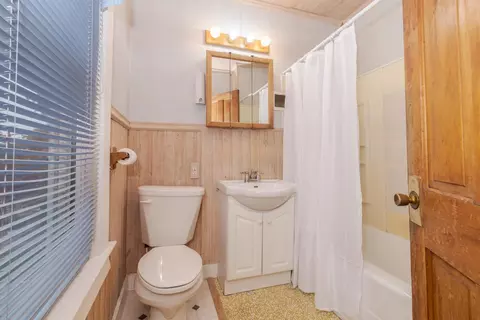 Bath - 614 E Ash St, Chatsworth, IL 60921 photo 2 of 2
