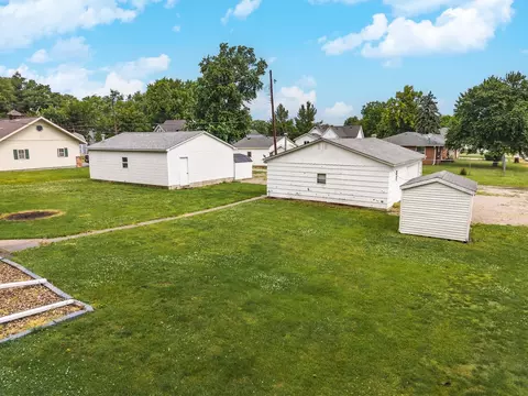 Exterior - 614 E Ash St, Chatsworth, IL 60921 photo 5 of 11