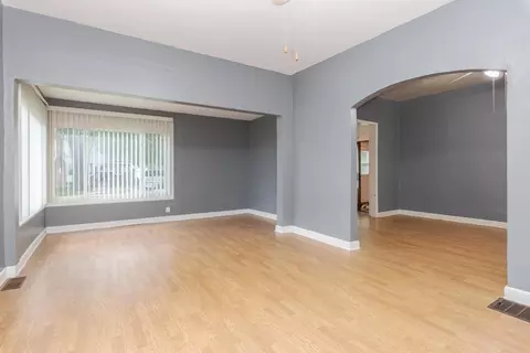 Living - 614 E Ash St, Chatsworth, IL 60921 photo 3 of 8