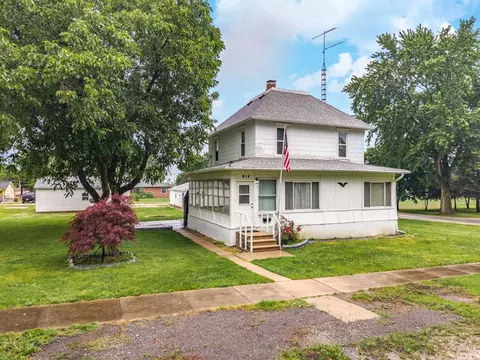 Exterior - 614 E Ash St, Chatsworth, IL 60921 photo 1 of 11