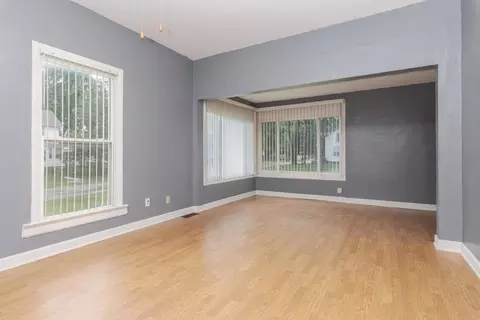 Living - 614 E Ash St, Chatsworth, IL 60921 photo 2 of 8