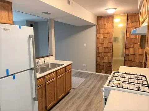 Kitchen - 157 Peter Ct #B, Bartlett, IL 60103 photo 2 of 3