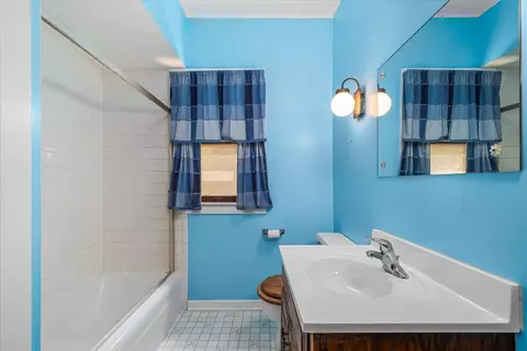 Bath - 910 Pearl St, Aurora, IL 60505 photo 1 of 1