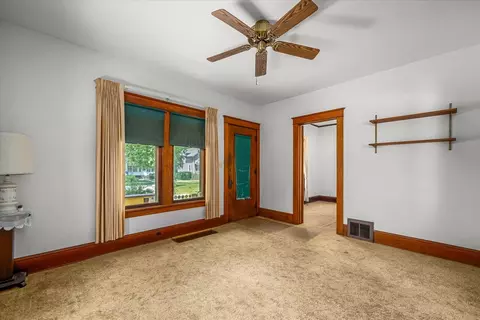 Living - 910 Pearl St, Aurora, IL 60505 photo 2 of 3