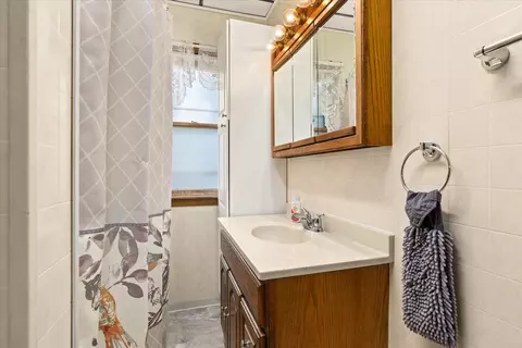 Bath - 832 E Jefferson St, Morris, IL 60450 photo 2 of 2