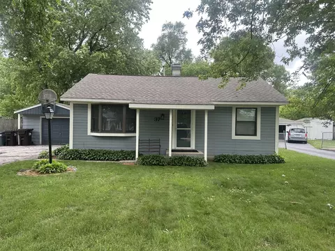 37 S Heather Dr, Crystal Lake, IL 60014