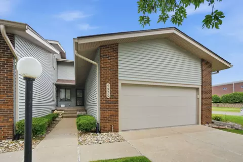 4570 Bunker Hill Dr, Bettendorf, IA 52722