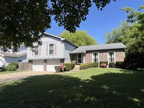 821 Blue Mound Dr, Crystal Lake, IL 60014
