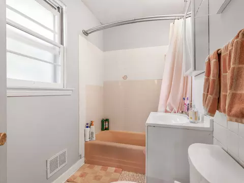 Bath - 528 Maple Ln, Hillside, IL 60162 photo 1 of 1