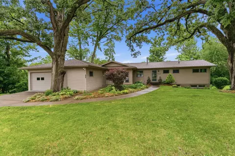 403 N 10th St, Clinton, IA 52732