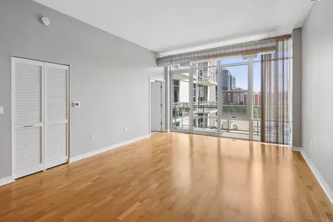 Living - 901 W Madison St #601, Chicago, IL 60607 photo 2 of 5
