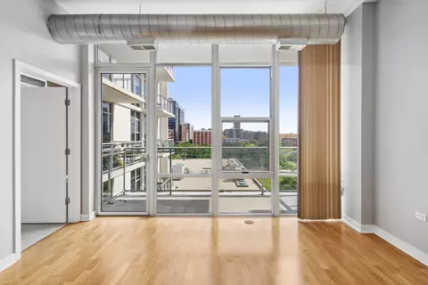 Living - 901 W Madison St #601, Chicago, IL 60607 photo 3 of 5