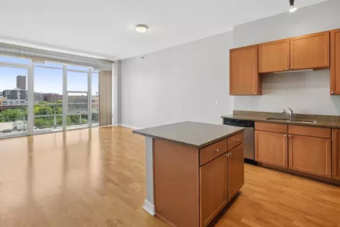 Living - 901 W Madison St #601, Chicago, IL 60607 photo 4 of 5