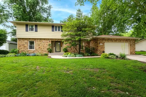 2205 Winding Hill Rd, Davenport, IA 52807