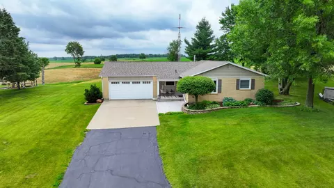 24165 Hillcrest Dr, Sterling, IL 61081