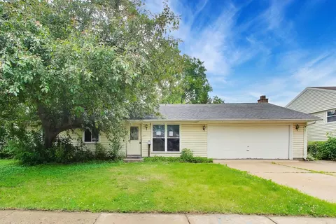 619 Parkside Cir, Streamwood, IL 60107