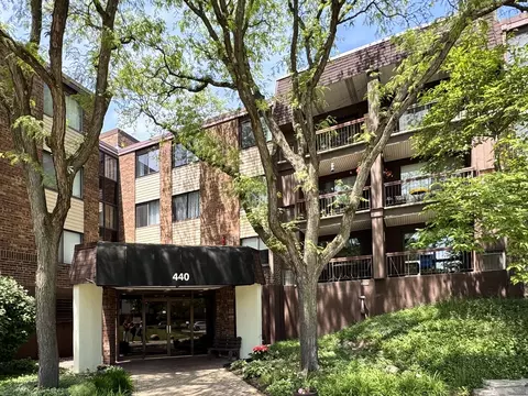 440 Raintree Ct #3G, Glen Ellyn, IL 60137