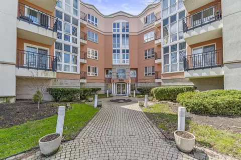 3100 Lexington Ln #201, Glenview, IL 60026