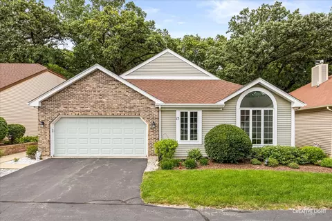17 White Oak Ln, Elgin, IL 60123