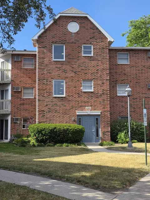 1303 Cunat Ct #3D, Lake In The Hills, IL 60156