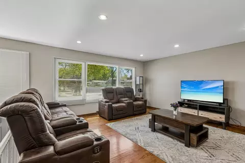Living - 774 Polynesian Dr, Des Plaines, IL 60016 photo 1 of 2