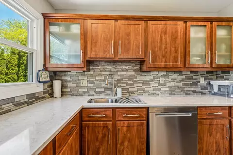Kitchen - 774 Polynesian Dr, Des Plaines, IL 60016 photo 4 of 5