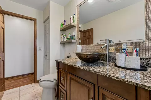 Bath - 774 Polynesian Dr, Des Plaines, IL 60016 photo 4 of 4