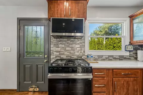 Kitchen - 774 Polynesian Dr, Des Plaines, IL 60016 photo 3 of 5