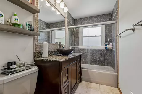 Bath - 774 Polynesian Dr, Des Plaines, IL 60016 photo 3 of 4