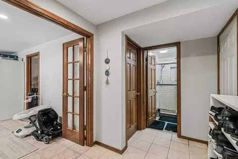 Entry Way - 774 Polynesian Dr, Des Plaines, IL 60016 photo 2 of 4