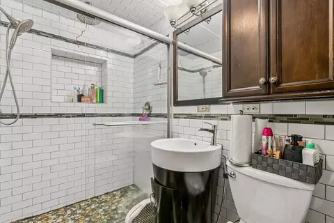 Bath - 774 Polynesian Dr, Des Plaines, IL 60016 photo 1 of 4