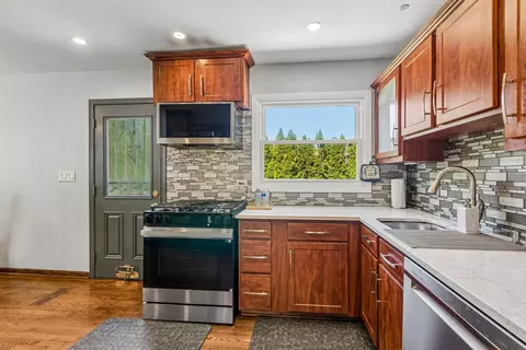 Kitchen - 774 Polynesian Dr, Des Plaines, IL 60016 photo 5 of 5