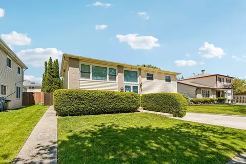 Exterior - 774 Polynesian Dr, Des Plaines, IL 60016 photo 2 of 8