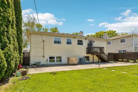 Exterior - 774 Polynesian Dr, Des Plaines, IL 60016 photo 6 of 8