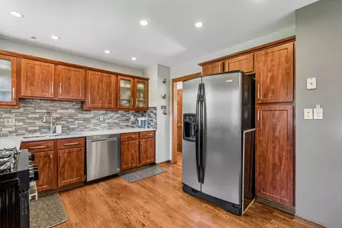 Kitchen - 774 Polynesian Dr, Des Plaines, IL 60016 photo 2 of 5