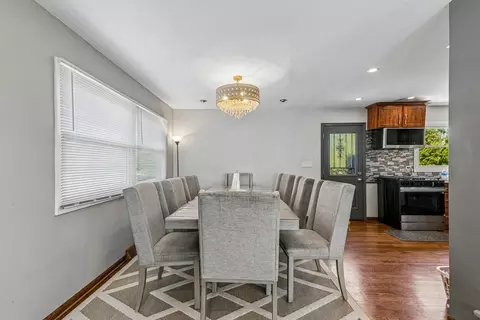 Dining - 774 Polynesian Dr, Des Plaines, IL 60016 photo 1 of 3