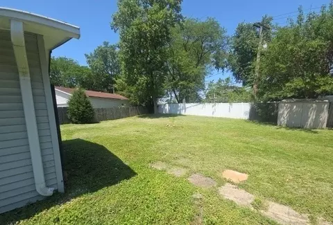 Exterior - 12 Circle Dr E, Montgomery, IL 60538 photo 1 of 2