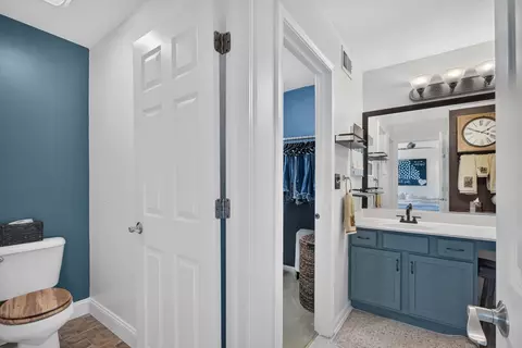 Bath - 2067 Stephen St, Aurora, IL 60502 photo 3 of 4