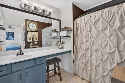 Bath - 2067 Stephen St, Aurora, IL 60502 photo 2 of 4