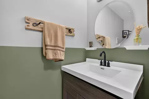 Bath - 2067 Stephen St, Aurora, IL 60502 photo 1 of 4