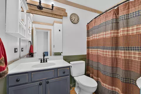 Bath - 2067 Stephen St, Aurora, IL 60502 photo 4 of 4