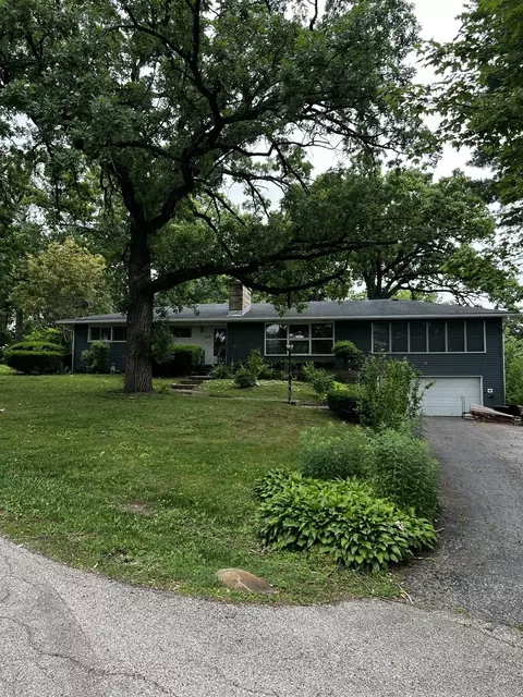 355 Hiawatha Dr, Lake In The Hills, IL 60156