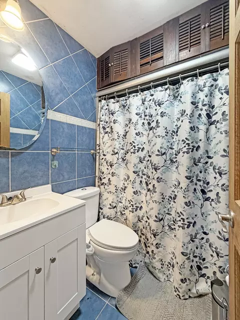 Bath - 2508 Lundgren Rd, Pecatonica, IL 61063 photo 1 of 2
