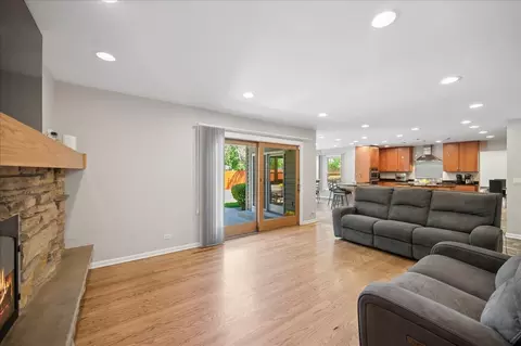 Living - 1660 Clavinia Ave, Deerfield, IL 60015 photo 3 of 4
