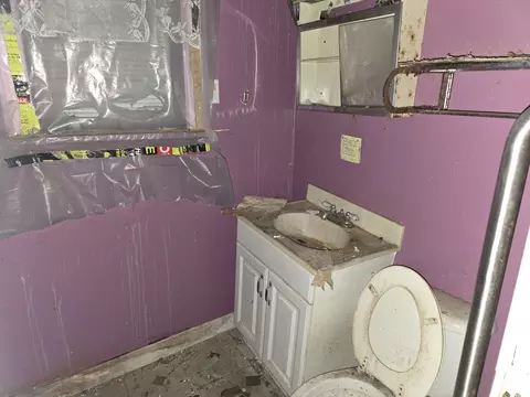 Bath - 6831 S Emerald Ave, Chicago, IL 60621 photo 1 of 2
