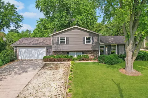 11 S556 Book Rd, Naperville, IL 60564