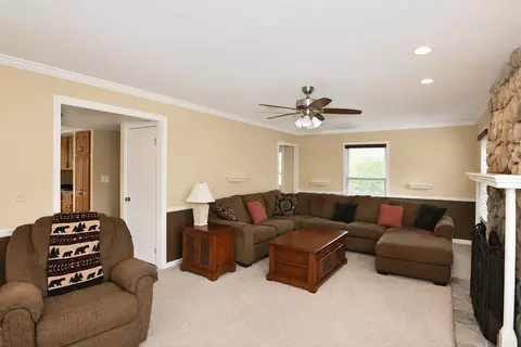 Living - 1751 Taft Ave, Rolling Meadows, IL 60008 photo 4 of 7