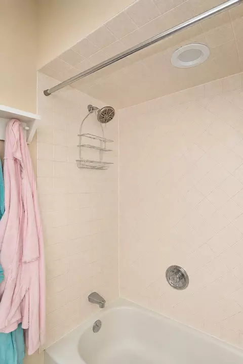 Bath - 1751 Taft Ave, Rolling Meadows, IL 60008 photo 2 of 6